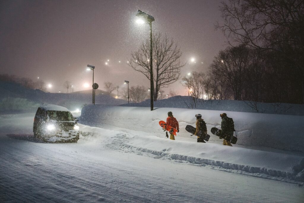 Niseko snowboarding night riding Snowboard notturno, Niseko, Hokkaido, Giappone